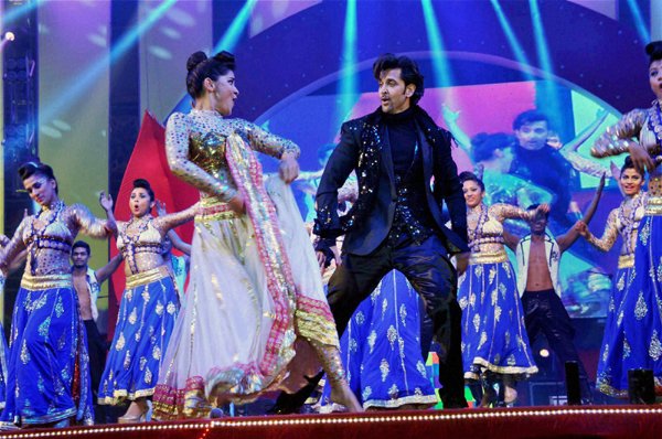 Saifai Mahotsav: इटावा जिले में आयोजित सैफई महोत्सव में परफॉर्म करते बॉलीवुड अभिनेता ऋतिक रोशन। (फ़ोटो-पीटीआई)