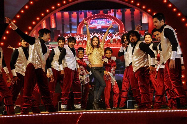 Saifai Mahotsav: इटावा जिले में आयोजित सैफई महोत्सव में परफॉर्म करतीं बॉलीवुड अदाकारा लीज़ा हैडन। (फ़ोटो-पीटीआई)