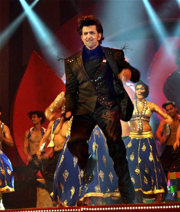 Saifai Mahotsav: इटावा जिले में आयोजित सैफई महोत्सव में परफॉर्म करते बॉलीवुड अभिनेता ऋतिक रोशन। (फ़ोटो-पीटीआई)