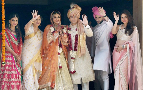 Soha Kunal Wedding: अभिनेत्री सोहा अली खान ने लंबे समय से पार्टनर रहे कुणाल खेमू से आज यहां शादी रचाई। छत्तीस वर्षीय अभिनेत्री की शादी सामान्य ढंग से हुई। इस मौके पर उन्होंने सफेद रंग की लहंगा चोली पहनी थी और उसपर चटख नारंगी रंग का दुपट्टा डाला हुआ था। (स्रोत-पीटीआई)