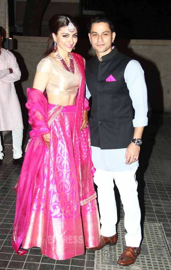 इस मौक़े पर सोहा ने संजय गर्ग की डिज़ाइन की गई गुलाबी लहंगा पहन रखा था। (स्रोत-वरिंदर चावला)