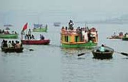 उत्तर प्रदेश: मच गया हड़कंप जब गंगा में बहते हुए मिलें 104 शव