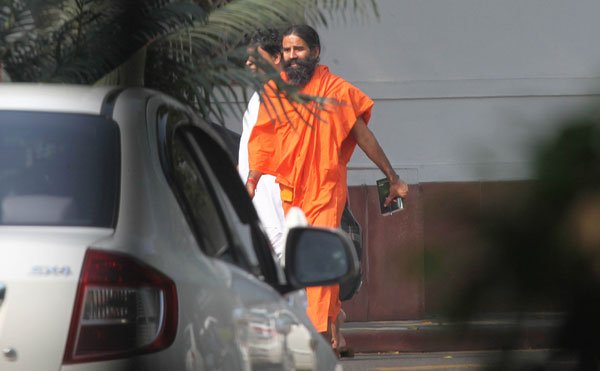 ख़बरों के अनुसार जो दूसरी चौंका देने वाली नाम सामने आई है वह है योग गुरु बाबा रामदेव। (फोटो: फाइल)