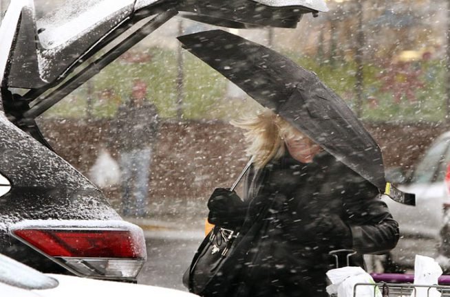 उत्तर पूर्वी अमेरिका में स्थित पांच राज्य जबरदस्त बर्फीले तूफान की चपेट में हैं। (फोटो: एपी)