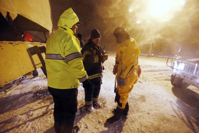 इन राज्यों के कई इलाकों में रात भर दो फुट तक बर्फ गिरी। (फोटो: एपी)