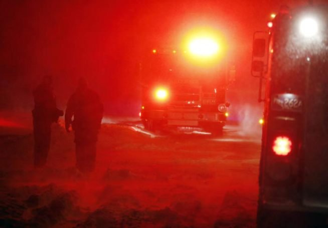 सबवे, बस व रेल सेवा ठप हो गई हैं। स्कूल-कॉलेज बंद कर दिए गए हैं। (फोटो: एपी)