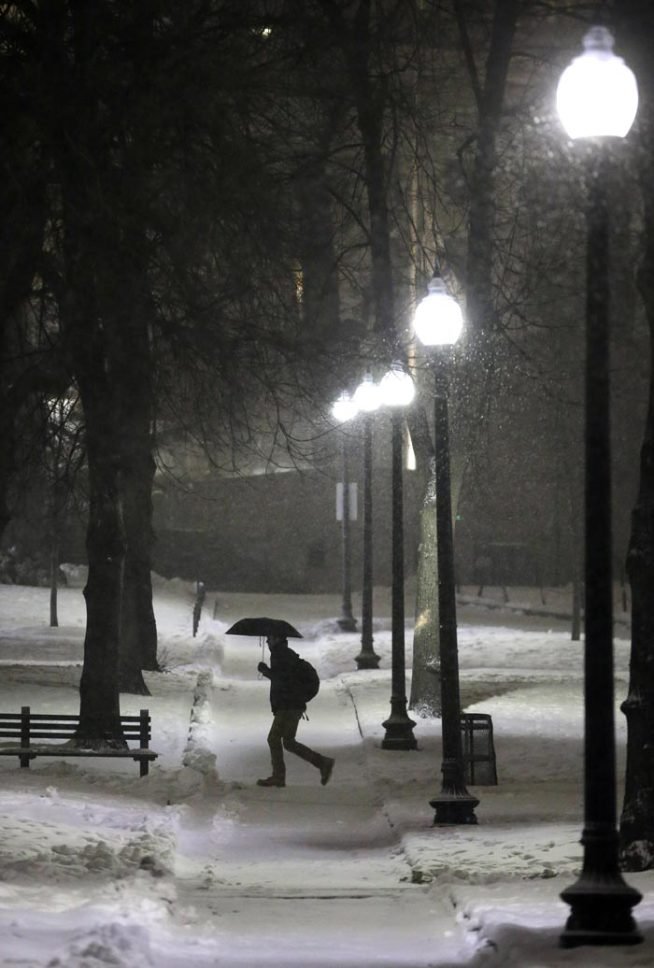 इस बर्फीले तूफान से छह करोड़ से ज्यादा लोग प्रभावित हुए हैं। न्यूयॉर्क, न्यूजर्सी, कनेक्टिकट, रॉड आइलैंड, मैसाचुसेट्स व न्यू हैंपशायर में हजारों उड़ानें रद कर दी गई हैं। (फोटो: एपी)