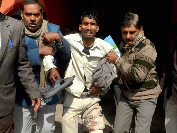 इस बम धमाके में पुलिस के एक जवान और एक महिला की मौत हो गई जबकि 16 अन्य लोग घायल हो गए हैं। (फोटो: भाषा)