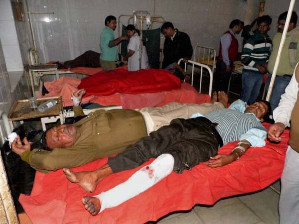 पटना में अपर पुलिस महानिदेशक (मुख्यालय) गुप्तेश्वर पांडेय ने बताया कि यह धमाका करीब 11.30 बजे उस समय हुआ जब स्थानीय कारागार से विचाराधीन कैदियों को एक वैन से अदालत में पेशी के लिए लाया गया था। उन्होंने कहा कि अभी यह स्पष्ट नहीं है कि यह कोई आतंकवादी घटना थी या नहीं और जांच शुरू कर दी गई है। (फोटो: भाषा)