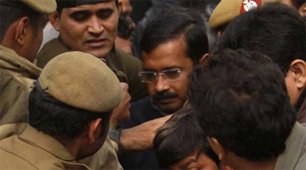 तीसरा सवाल : उन्होंने घोषणा की थी कि वे सरकारी सुरक्षा नहीं लेंगें। फिर मुख्यमंत्री बनने के बाद उन्होंने उत्तर प्रदेश सरकार से जेड श्रेणी की सुरक्षा और दिल्ली पुलिस से सुरक्षा क्यों ली। (फोटो: फाइल)