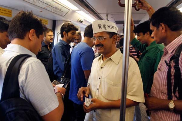 चौथा सवाल : केजरीवाल पहले अपनी वैगन आर और मेट्रो में जाते थे। लेकिन अब क्या हुआ कि उनके पास महंगी गाड़ियां आ गईं। (फोटो: फाइल)