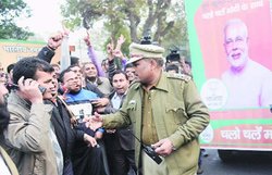 किरण बेदी के पार्टी में आ जाने से छिड़ गई लड़ाई: टिकट बंटवारे से नाराज हुए भाजपा कार्यकर्ता