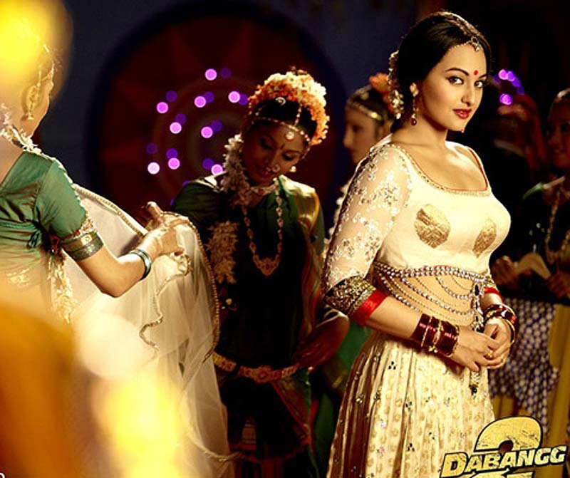 3. सोनाक्षी सिन्हा No of films in Rs 100 crore club: 5 The hit movies: Holiday, Son of Sardar, Dabangg 2, Dabangg, Rowdy Rathore Biggest movie: Dabangg 2 (Rs 155 crore)