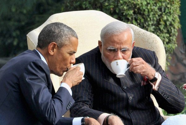 chai pe charcha: परमाणु करार और अन्य मुद्दों पर गंभीर चर्चाओं के बीच दोनों नेता हैदराबाद हाउस के लॉन में एक विशेष स्थान पर चाय पर चर्चा करने से पहले कुछ देर तक वहां टहलते रहे। (स्रोत-पीटीआई)