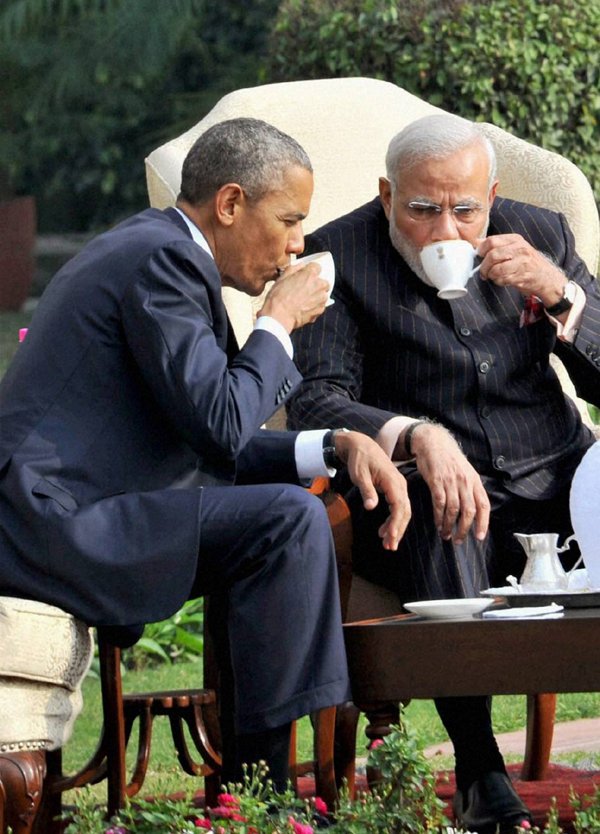 chai pe charcha: इस दौरान दोनों नेताओं के बीच बढ़ती नजदीकी दिखाई दी। जब वे सोफे पर बैठे तब मोदी ने अपने मेहमान के लिए एक कप में चाय डाली और उन्हें दिया। (स्रोत-पीटीआई)