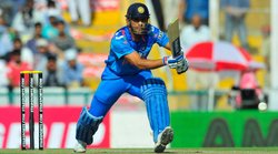 धोनी टेस्ट से संन्यास लेने पर रहे चुप, सारा ध्यान त्रिकोणीय श्रृंखला पर