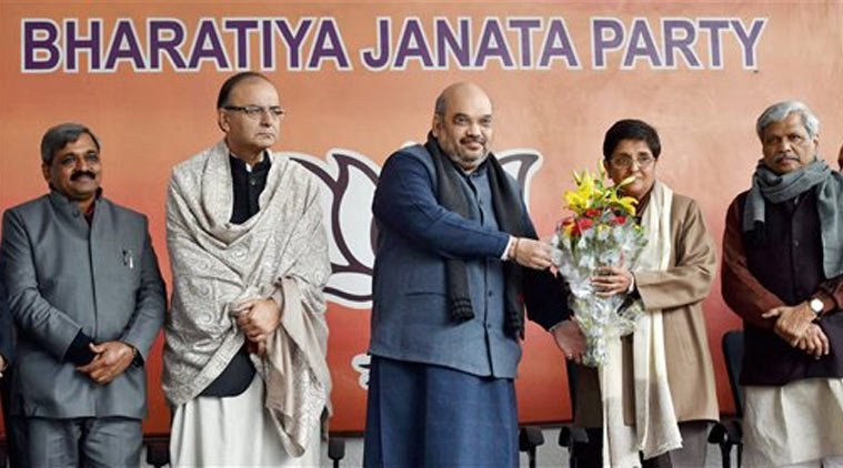 बीजेपी अध्यक्ष अमित शाह अौर पार्टी के सीनियर नेता अरुण जेटली के साथ किरण बेदी । (फोटो: पीटीआई)