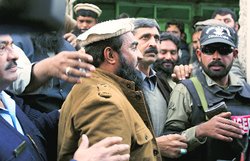 लखवी और पाक सरकार के बीच कानूनी आंखमिचौनी