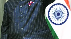 मोदी स्टाइल: सूट पर हर जगह नज़र आया ‘नरेंद्र दामोदर दास मोदी’, क़ीमत करीब 2,80,000 रुपए
