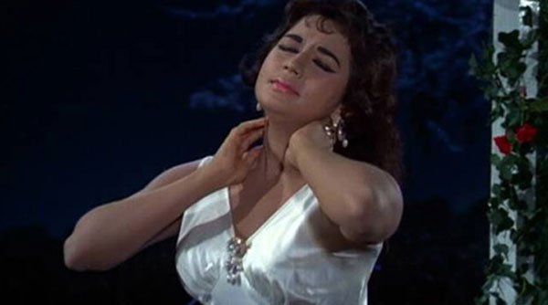 हिंदी सिनेमा की खूबसूरत अभिनेत्री नंदा ने लगभग तीन दशक तक अपने अभिनय से दर्शकों का खूब मनोरंजन किया लेकिन यह बहुत कम लोग जानते हैं कि नंदा अभिनेत्री न बनकर सेना में काम करना चाहती थीं।