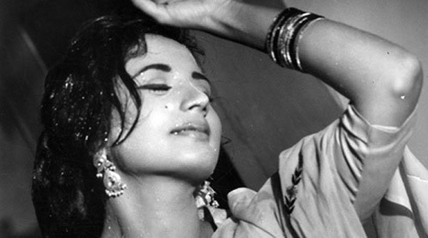 नंदा की किस्मत का सितारा निर्माता एल वी प्रसाद की वर्ष 1959 में प्रदर्शित फिल्म 'छोटी बहन' से चमका। इस फिल्म में भाई-बहन के प्यार भरे अटूट रिश्ते को रुपहले पर्दे पर दिखाया गया था।