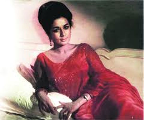 वर्ष 1992 में नंदा ने निर्माता-निर्देशक मनमोहन देसाई के साथ परिणय सूत्र में बंध गयी लेकिन वर्ष 1994 में मनमोहन देसाई की असमय मृत्यु से नंदा को गहरा सदमा पहुंचा।