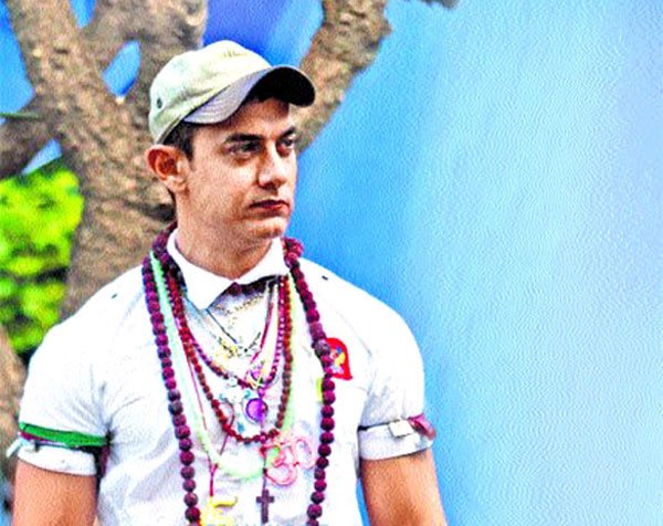 फिल्मकार राजकुमार हिरानी और अभिनेता आमिर खान की फिल्म 'पीके' को रेनॉ स्टार गिल्ड अवार्ड्स 2015 में सर्वश्रेष्ठ फिल्म, निर्देशक, संवाद, साउंड मिक्सिंग की श्रेणी में पुरस्कृत किया गया। (फोटो: बॉलीवुड हंगामा)