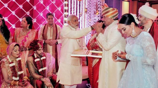 अभिनेता एवं भाजपा नेता शत्रुघ्न सिन्हा के बेटे कुश की शादी धूमधाम से मुंबई में हुई। (फोटो: भाषा)