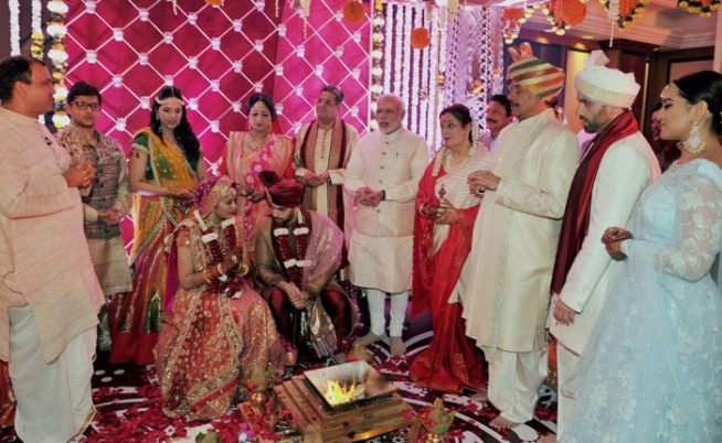 इस शादी के प्रमुख अतिथि थे प्रधानमंत्री नरेंद्र मोदी। (फोटो: भाषा)