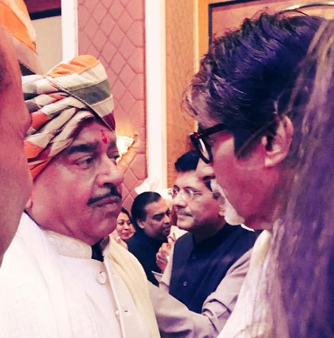 शत्रुघ्न के बेटे कुश की शादी में दो पुराने दोस्त जिनके बीच अनबन की ख़बर हमेशा सुनने को मिलती थी एक साथ नज़र आए। नहीं समझे आप, हम यहा दोस्ताना यारा यानी कि अमिताभ बच्चन और शत्रुघ्न सिन्हा की बात कर रहे हैं। अमिताभ बच्चन और जया बच्चन की आने की खुशी में शत्रुघ्न की बेटी सोनाक्षी सिन्हा ने अपने ट्विटर पर तस्वीरें शेयर की और शादी में आने के लिए दोनों का शुक्रिया भी अदा किया। (स्रोत: ट्विटर)