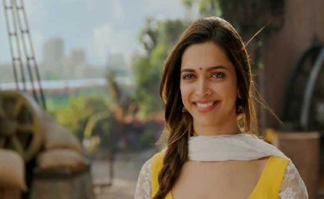 फिल्म 'हैप्पी न्यू ईयर' के लिए दीपिका पादुकोण को महिलाओं की श्रेणी में पॉपुलर च्वाइस अवॉर्ड दिया गया।