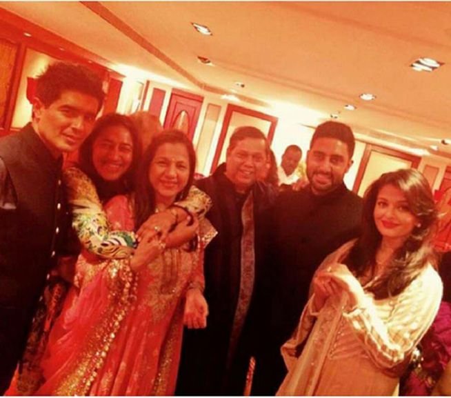 इस ग्रैंड शादी जुनियर बच्चन (अभिषेक) अपनी पत्नी और अभिनेत्री ऐश्वर्या राय बच्चन के साथ नज़र आए। (स्रोत: ट्विटर)