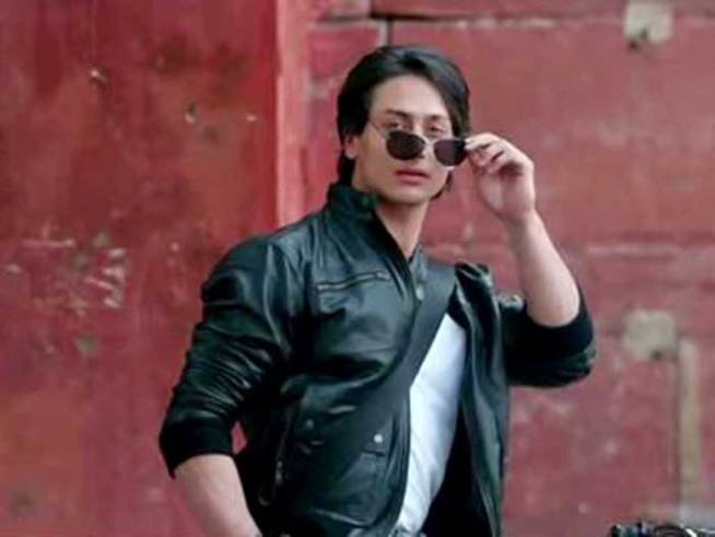 नवोदित अभिनेता टाइगर श्रॉफ को फिल्म 'हीरोपंती' के लिए बेस्ट प्रॉमिसिंग न्यूकमर मेल का अवॉर्ड मिला।