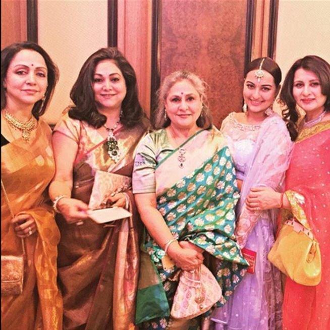 यह देखिए दुल्हे की बहन सोनाक्षी सिन्हा खूबसूरत दीवा हेमा मालिनी, जया बच्चन, टीना अंबानी और पूनम ढिल्लों के साथ। (स्रोत: ट्विटर)