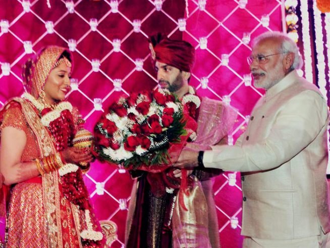 सोनाक्षी सिन्हा ने विवाह समारोह से एक तस्वीर ट्वीट की जिसमें मोदी नवविवाहित दंपति के साथ देखे जा सकते हैं। उन्होंने कहा, ‘‘प्रधानमंत्री जी आपने मुझसे जो वादा किया है उसे पूरा करने के लिए आपका धन्यवाद। आपने वाकई हमारे दिन को और भी खास बना दिया।’’ (फोटो: भाषा)