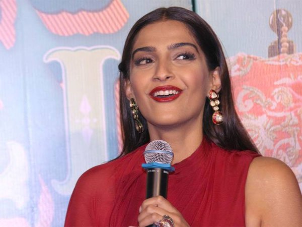 अनुपमा ने इसके बारे में बताया, "इस पोशाक का नाम रजिया है। यह बहुत ही राजसी, बेल-बूटेदार और एक रानी के लिए फिट है। यही वजह है कि मुझे लगता है कि सोनम ने इसे ठीक ढंग से पहना। वह फैशन की मल्लिका हैं।" (फोटो: बॉलीवुड हंगामा)