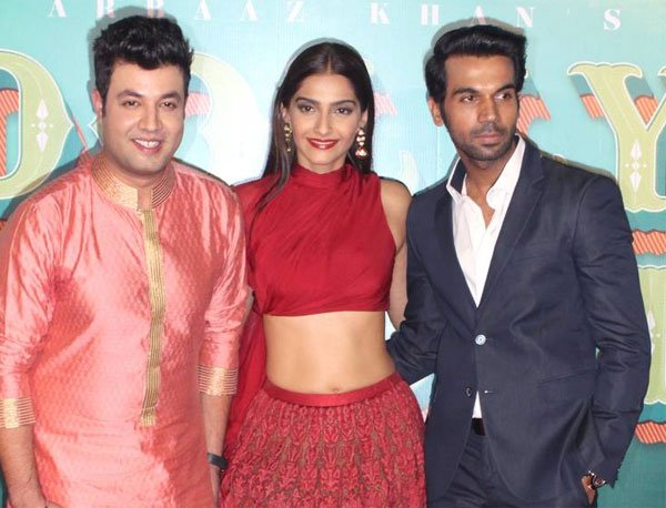 'डॉली की डोली' 23 जनवरी को रिलीज हो रही है, जिसमें सोनम बातूनी और चुलबुले अवतार में नजर आएंगी। फिल्म में पुलकित सम्राट, राजकुमार राव और वरुण शर्मा भी हैं। (फोटो: बॉलीवुड हंगामा)