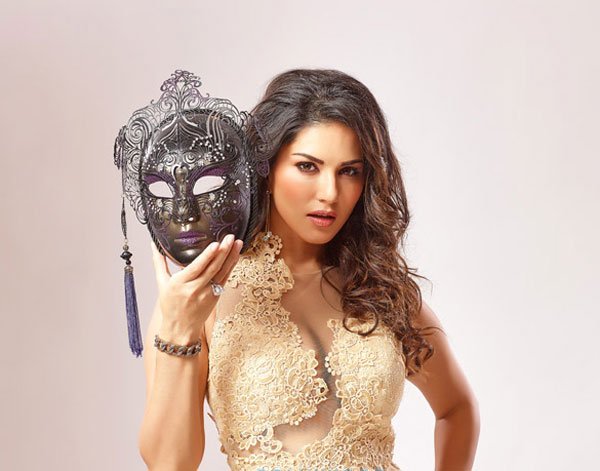 अब तक आपने सनी लियोन को सिर्फ हॉट अवतार में ही देखा है, अब तैयार हो जाइए सनी लियोन का दूसरा खूबसूरत रूप देखने के लिए। (फोटो: बॉलीवुड हंगामा)