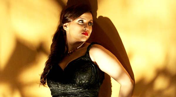 श्रद्धा इस फिल्‍म के तेलुगू संस्‍करण में मैं सीईओ का किरदार निभाती नज़र आएंगी। वहीं इसके हिंदी संस्‍करण में वह एक पत्रकार की भूमिका में नजर आएंगी। (फोटो: बॉलीवुड हंगामा)