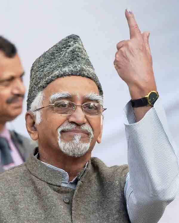 Delhi Polls: दिल्ली विधानसभा चुनाव में वोट डालने के बाद भारत के उपराष्ट्रपति हामिद अंसारी। (स्रोत-पीटीआई)