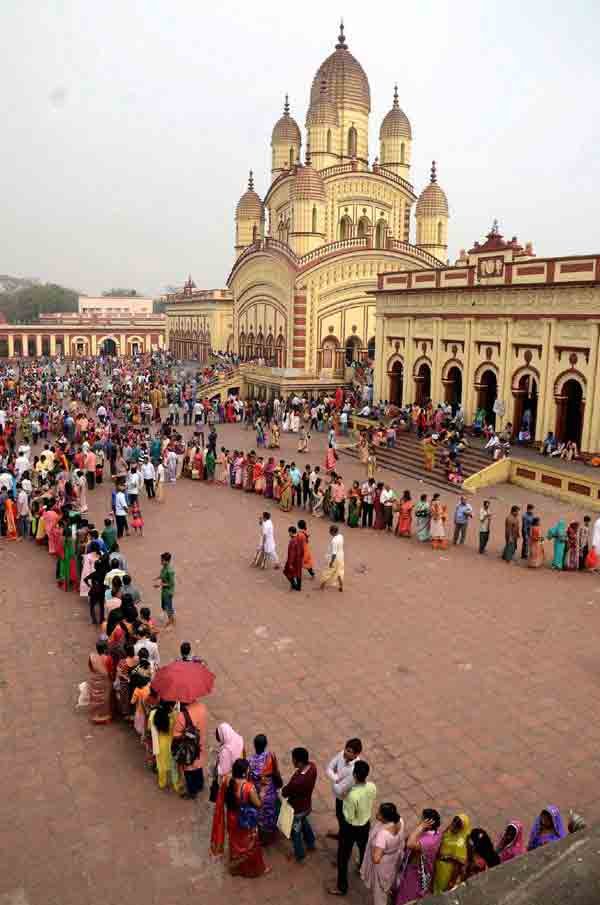 देशभर में महाशिवरात्रि की धूम, शिवालयों में उमड़े भक्त