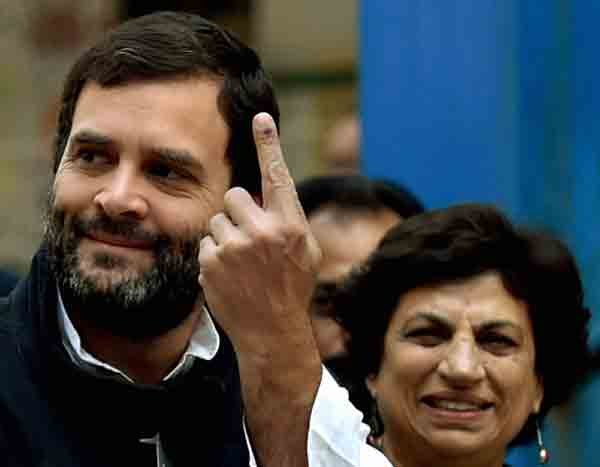 दिल्ली चुनाव 2015: दिग्गज राजनेताओं ने किया मताधिकार का इस्तेमाल