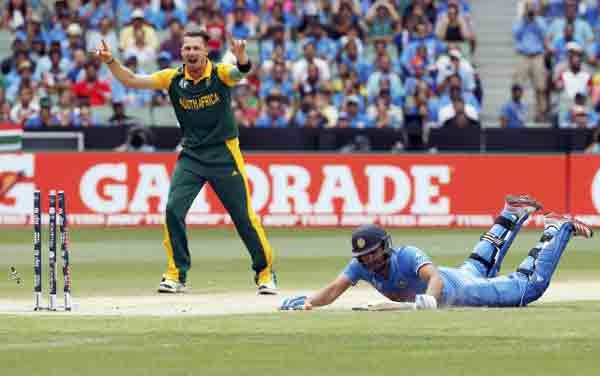 IND vs SA: आईसीसी क्रिकेट विश्व कप के पूल बी के एक मैच में मेलबोर्न क्रिकेट ग्राउंड पर भारतीय बल्लेबाज़ रोहित शर्मा के रन आउट होने पर ख़ुशी मनाते दक्षिण अफ्रीका के तेज़ गेंदबाज़ डेल स्टेन। (स्रोत-रॉयटर्स)