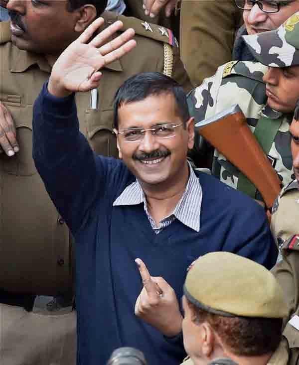 Delhi Polls: दिल्ली विधानसभा चुनाव में वोट डालने के बाद आम आदमी पार्टी के संयोजक अरविंद केजरीवाल। (स्रोत-पीटीआई)