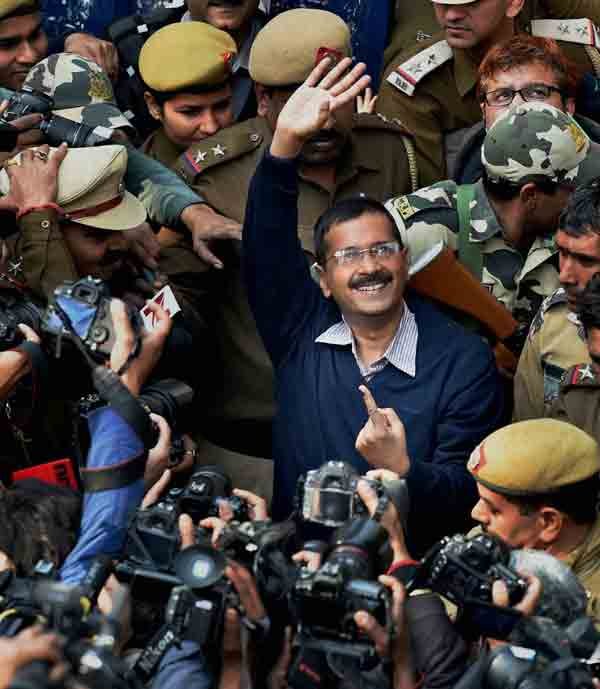 Delhi Polls 2015: рдЖрдк рдХреЗ рдореБрдЦреНрдпрдордВрддреНрд░реА рдкрдж рдХреЗ рдЙрдореНрдореАрджрд╡рд╛рд░ рдЕрд░рд╡рд┐рдВрдж рдХреЗрдЬрд░реАрд╡рд╛рд▓ рдЬрдм рдЕрдкрдиреА рдирдпреА рджрд┐рд▓реНрд▓реА рд╡рд┐рдзрд╛рдирд╕рднрд╛ рдХреНрд╖реЗрддреНрд░ рдХреЗ рдПрдХ рдорддрджрд╛рди рдХреЗрдВрджреНрд░ рдкрд╣реБрдВрдЪреЗ рддреЛ рд╡рд╣рд╛рдВ рдореАрдбрд┐рдпрд╛рдХрд░реНрдорд┐рдпреЛрдВ рдФрд░ рдХрд░реНрдордЪрд╛рд░рд┐рдпреЛрдВ рдореЗрдВ рдЙрдирдХреА рддрд╕реНрд╡реАрд░ рдЦреАрдВрдЪрдиреЗ рдФрд░ рдЙрдирдХреЗ рд╕рд╛рде рддрд╕реНрд╡реАрд░ рдЦрд┐рдВрдЪрд╡рд╛рдиреЗ рдХреЛ рд▓реЗрдХрд░ рдЙрддреНрд╕рд╛рд╣ рджреЗрдЦрд╛ рдЧрдпрд╛ред (рдлрд╝реЛрдЯреЛ-рдкреАрдЯреАрдЖрдИ)