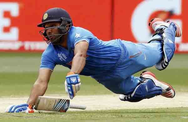 IND vs SA: आईसीसी क्रिकेट विश्व कप के पूल बी के एक मैच में मेलबोर्न क्रिकेट ग्राउंड पर दक्षिण अफ्रीका के खिलाफ रन आउट से बचने की नाकाम कोशिश करते रोहित शर्मा। (स्रोत-रॉयटर्स)