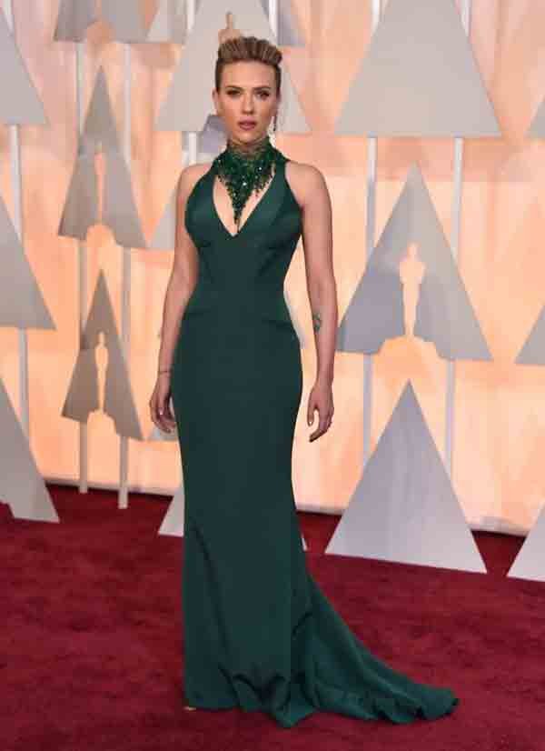 Oscars Awards 2015 में रेड कार्पेट पर स्कारलेट जॉनसन का अंदाज़। (स्रोत-एपी)