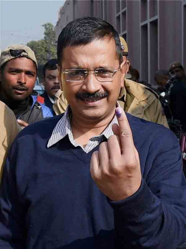 Delhi Polls: दिल्ली विधानसभा चुनाव में बीके दत्त कॉलोनी मतदान केंद्र पर वोट डालने के बाद जाते वक़्त उनके समर्थकों की भीड़ लग गई। (स्रोत-पीटीआई)