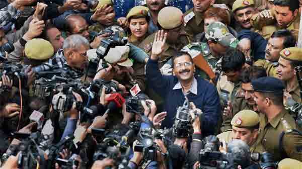 Delhi Polls 2015: рдХреЗрдЬрд░реАрд╡рд╛рд▓ рдЬреИрд╕реЗ рд╣реА рдЬреЛрд░рдмрд╛рдЧ рдЗрд▓рд╛рдХреЗ рдХреА рдмреА рдХреЗ рджрддреНрдд рдХреЙрд▓реЛрдиреА рдореЗрдВ рдкрд╣реБрдВрдЪреЗ рддреЛ рдлреЛрдЯреЛ рдкрддреНрд░рдХрд╛рд░реЛрдВ рдиреЗ рдЙрдиреНрд╣реЗрдВ рдШреЗрд░ рд▓рд┐рдпрд╛ред (рдлрд╝реЛрдЯреЛ-рдкреАрдЯреАрдЖрдИ)