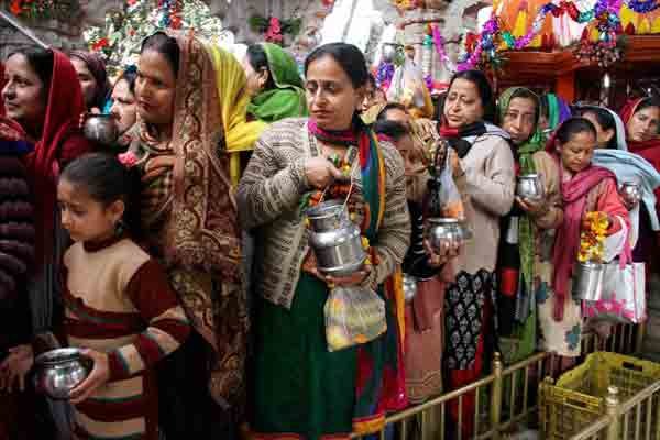 Maha Shivaratri: जम्मू के आप शंभू मंदिर में मंगलवार को महाशिवरात्रि के पावन पर्व पर भगवान शिव की पूजा करने के लिए कतार में अपनी बारी की प्रतिक्षा करते श्रद्धालू। (स्रोत-पीटीआई)